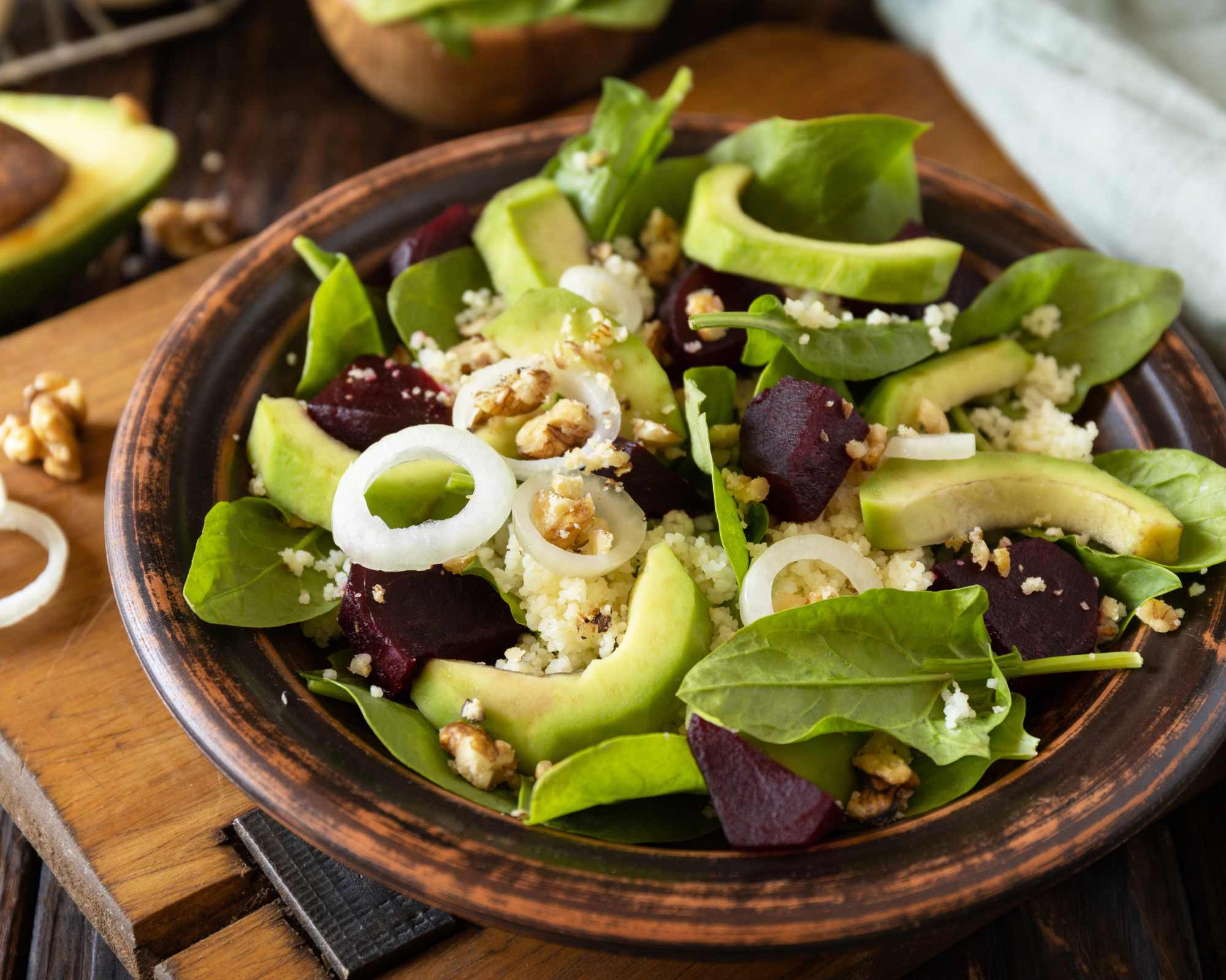 Une femme heureuse après avoir atteint ses objectifs de santé grâce aux conseils nutritionnels de Christelle Faubet